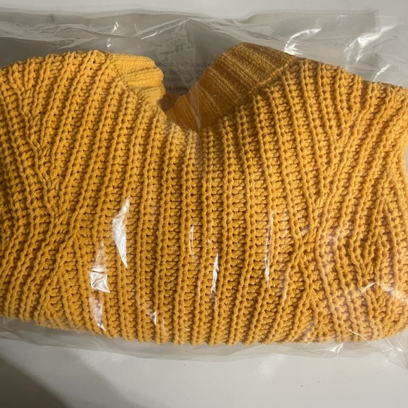 Hollister Crop Sweater - Picture 2 of 6